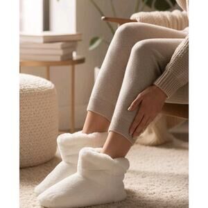 White Auden Slipper Boots M/L 8-10 New w/ Tags